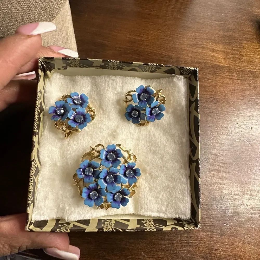 VINTAGE AVON BLUE ENAMEL METAL FLOWERS BROOCH CLIP EARRINGS
